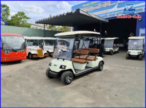 xe điện chạy trong sân golf